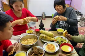 简单朴实的农家饭，一家人坐在热土炕围在一起吃饭，有食欲接地气视频封面