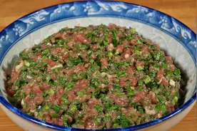 教你调韭菜饺子馅，牢记“三不放加两样”，鲜嫩多汁，香而不腻