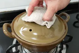 广东啫啫鲈鱼煲家常做法，不加一滴水，6分钟出锅，香嫩滑口好吃视频封面
