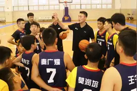 15岁身高1米98！辽宁混血小将试训广东宏远，未来或是周鹏接班人视频封面