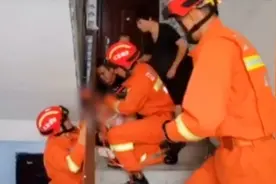 1岁女童头卡楼梯栏杆家长急疯，救援时她却淡定睡着了视频封面