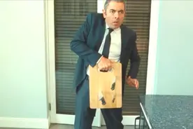 喜剧：憨豆误将老奶奶当成杀手，抓住就暴打，谁料是他领导的母亲