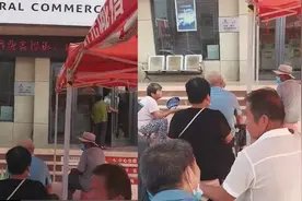 滨州一银行被曝高温天气不让市民入内排队，银行：疫防疫需要视频封面