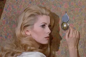 表面光鲜亮丽的贵妇，只因对丈夫不满，背地里竟去从事特殊职业！视频封面