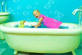 外国小女孩在游乐园里，玩Peppa玩具的游戏室太有趣了