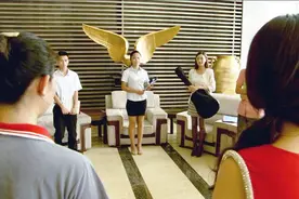 轻喜剧：美女面试，抱吉他引老总注意，不想老总看中的却是袜子！