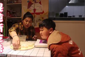 馄饨新吃法，小敏这样做的馄饨儿子说好吃，看看她是怎么做的视频封面
