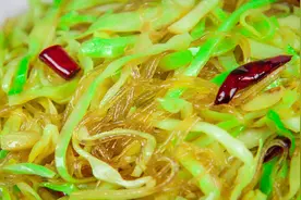 厨师长把包菜和粉条一起炒，不放肉的家常小炒，味道特别香