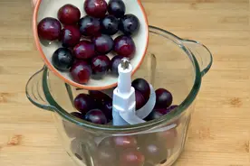 把葡萄倒进绞肉机里，这做法头一次见，简单营养高，孩子很爱吃