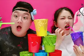 看表情猜味道游戏，两人戏精上身各种装，输的就喝下所有味道