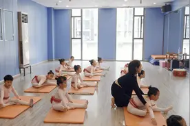 舞室里的小宝贝！学中国舞的小女孩，太可爱了！