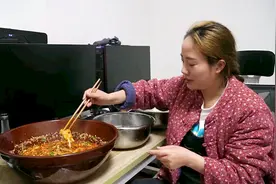 小妹儿做了5斤香辣无骨鸡爪，有空你们也试试，一口一个巴适得很
