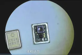 手机里面也有话筒，只有绿豆粒大小，放大观看非常精密