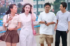 听到身后的两个男生夸赞自己，女生的嘴角逐渐上扬视频封面