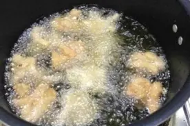 炸过东西的油变得脏兮兮？只需锅里倒一点，废油立马回清，涨知识视频封面