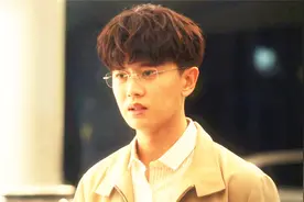 周生辰不想让时宜走，向她告白，听完告白词，时宜怔住：再说一遍视频封面