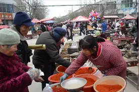 咸阳乾县临平镇集市上，辣椒面现轧现卖，丽丽直呼香得很视频封面