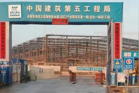 农民工过年给工地大门写一幅对联,网友评论董明珠欠他一个红包视频封面