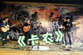 古典吉他演奏《卡农》，这群大叔好兴致！视频封面