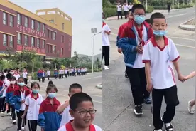 妹妹混进放学队伍接哥哥遭同学“嘲笑” 网友：那是羡慕的样子视频封面