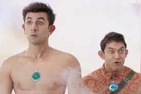 男子行为怪异，到处摸女生手，只因为这个原因视频封面