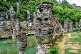 贵州一位美术教授隐居山野20年，建设一座鬼魅的石头城堡视频封面