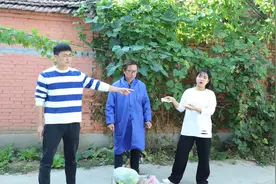 老大爷街头卖菜被骗，年轻小伙好心帮助，好人有好报视频封面