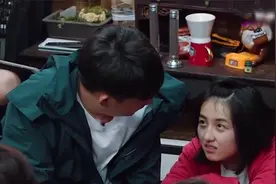 黄磊张子枫亲如父女，坦言：爸爸做饭很累！怎料一个动作温暖人心视频封面