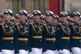 “喀秋莎”伴奏下，俄女兵方阵惊艳亮相红场，白裙长筒鞋英姿飒爽视频封面