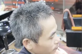 40岁男子头发灰白还乱炸，直接剪成小寸头，真精神