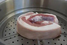 把五花肉上锅蒸一蒸，教您老式做法，香而不腻，大人孩子都爱吃视频封面