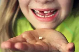 “上牙扔土里，下牙扔房顶”孩子掉牙的规矩很科学，不是迷信视频封面