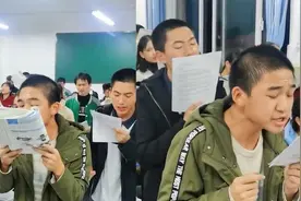 大汗淋漓！湖北一高三男生夸张式背书，班主任：稳步上升居前三！视频封面