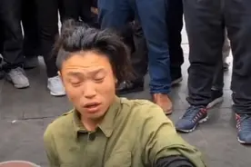 街头乞丐哥一首《不再打扰》歌声伤感动听，听哭了多少痴情男女！