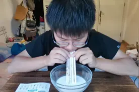 可随意变换口味的澳大利亚神奇吸管，小伙用它把牛奶喝出五种味道