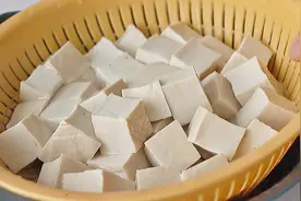 豆腐，不要油煎了，教你一招，豆腐香嫩入味，吃着下饭视频封面