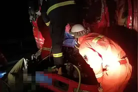 太长高速：大货车追尾半挂车，一人被困，榆社消防员深夜救援视频封面