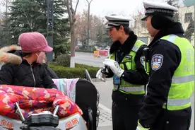 河南：一名男子骑电动车被查，C1驾照当场被扣12分，交警这样解释