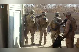 美军小分队在阿富汗执行清除任务，小心路边"炸弹大餐"伺候着呢视频封面