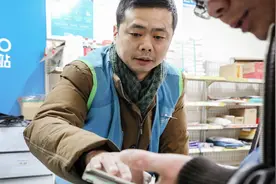 大学英语老师辞职开快递店 还给快递员出卷子考试视频封面