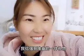 第一次给男友送礼物，没想到他这么高兴，花多少钱也值得了视频封面