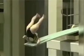 爆笑：大型跳水翻车名场面！这是来炸鱼的吗，教练都忍不住笑了视频封面