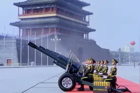 阅兵：56门礼炮轰出中华新篇章，三个万岁响彻北京城，全场沸腾
