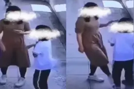 女孩无意碰到老师，被连踢带拽拖进教室训斥，动作粗暴吓懵孩子视频封面