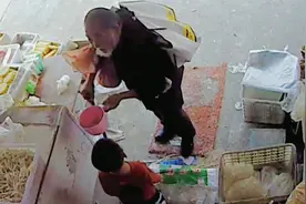 浙江老人上门讨饭五岁孩子热情叫爷爷，父亲曾被评“最美苍南人”视频封面
