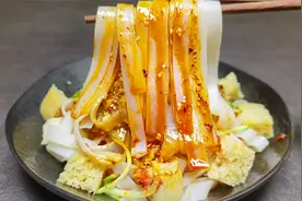 擀面皮的制作全过程，夏日必备小吃，比凉皮更Q弹劲道，香辣解馋