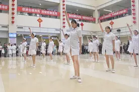 医院大厅，护士小姐姐跳起海草舞，深情一首《白衣天使》感动全场视频封面