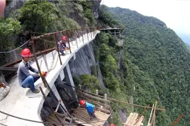 悬崖峭壁之上，惊险刺激的玻璃栈道，背后的修建过程有多少人知道