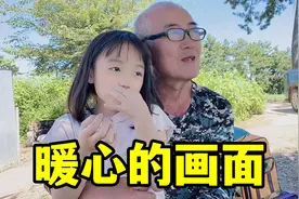 一来韩国乡下，公公最喜欢抱着孙女，老人满脸幸福，这画面太温馨视频封面
