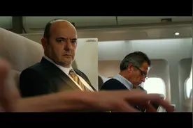 超体 黑寡妇同时操作两台电脑，旁边的大叔看得皱起眉头 怀疑人生